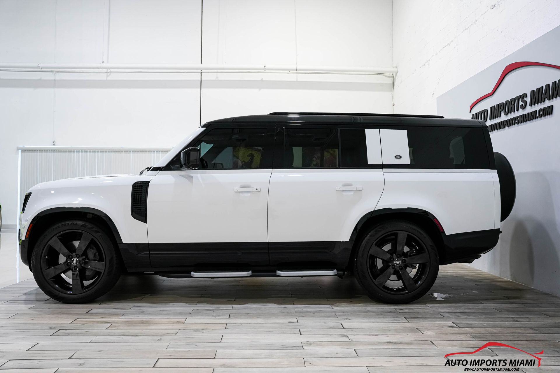 2023 Land Rover Defender 130 X-Dynamic SE photo 9