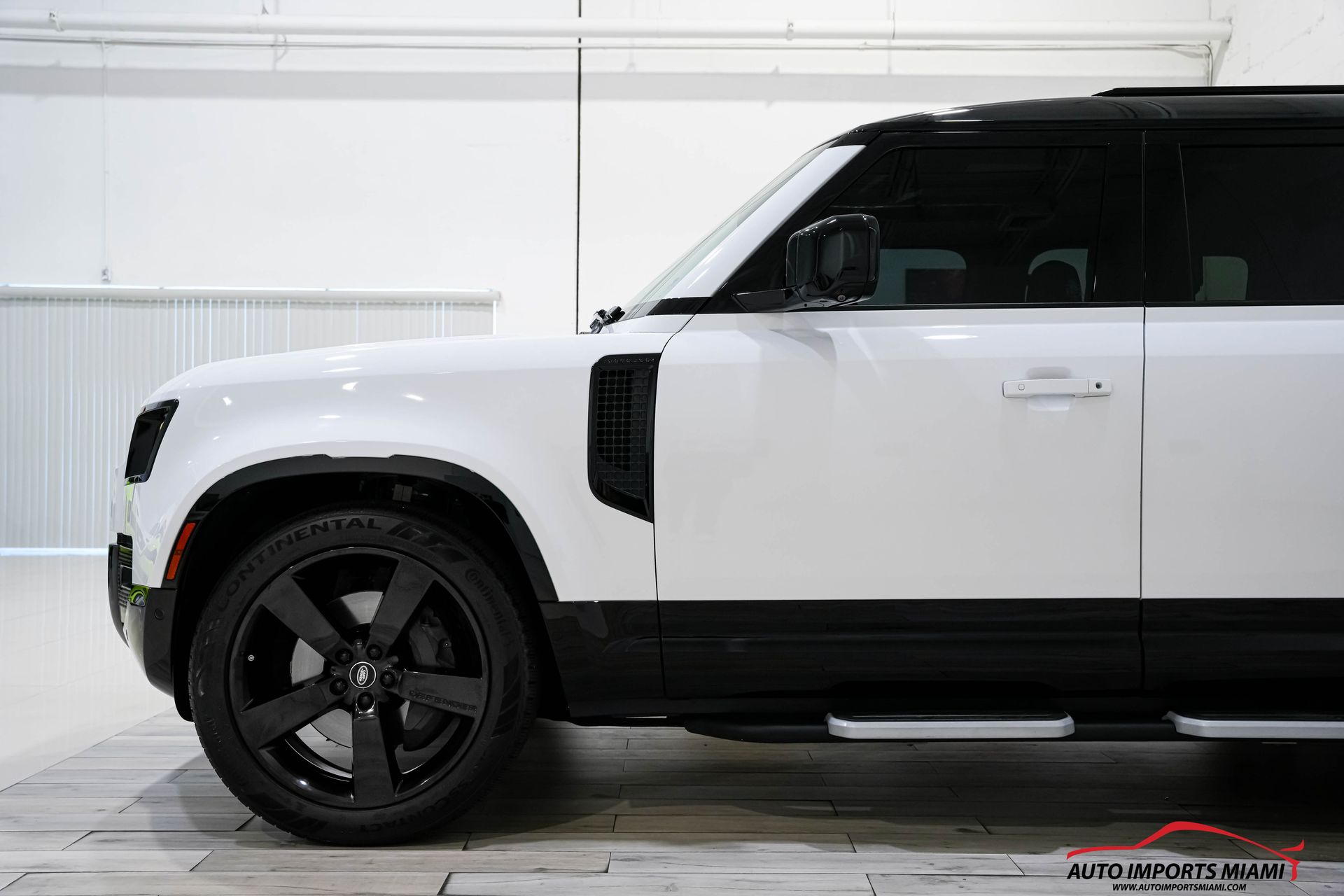 2023 Land Rover Defender 130 X-Dynamic SE photo 10