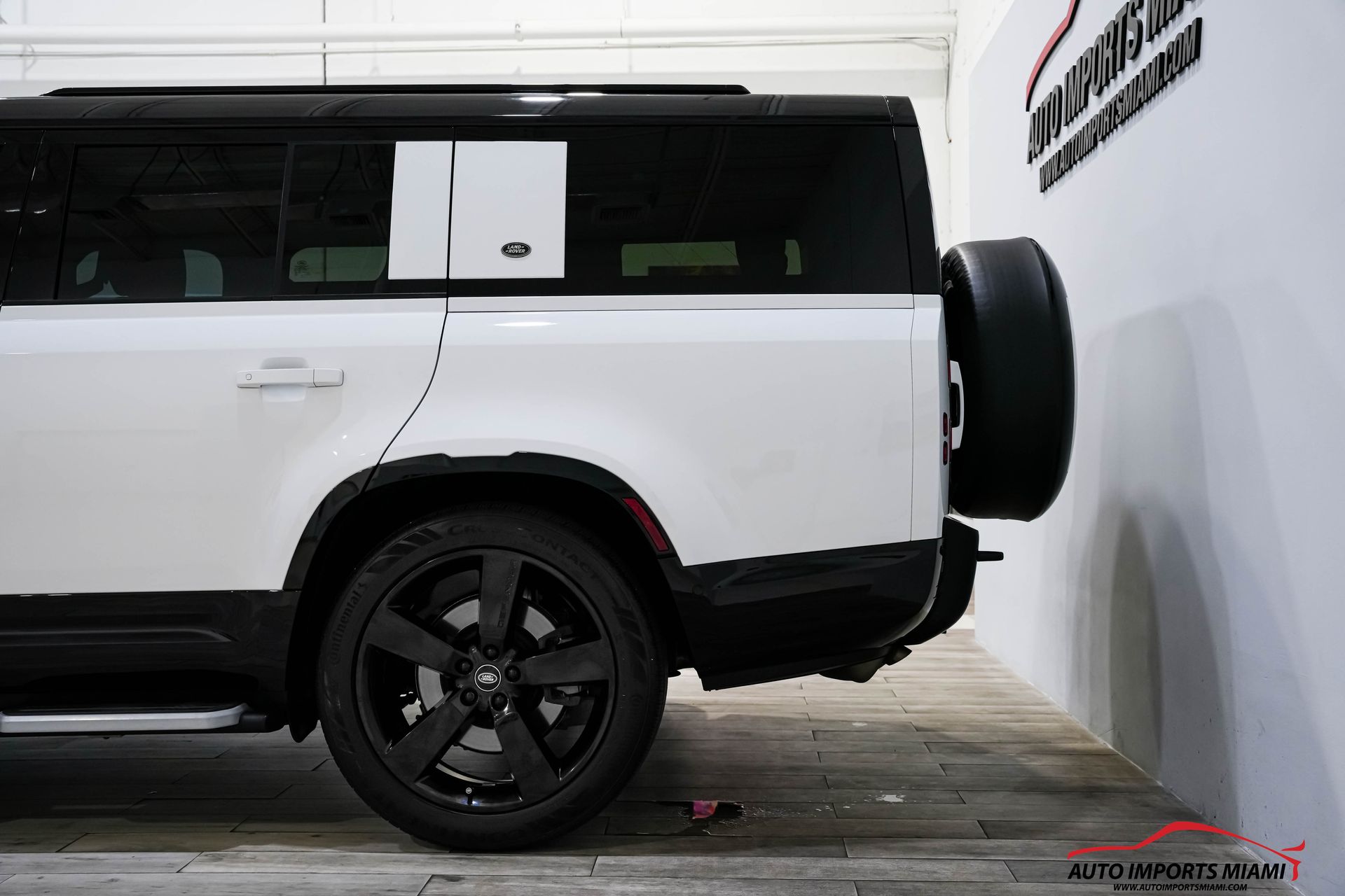 2023 Land Rover Defender 130 X-Dynamic SE photo 11
